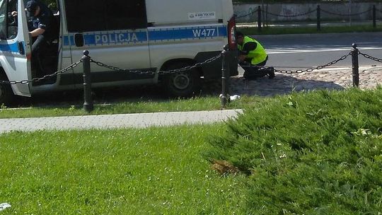 Policja pomogła choremu na ulicy