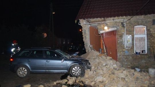 Policja szuka kierowcy. Ktoś wjechał w dom