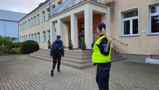 Policja w kraju i powiecie gryfińskim nadal prowadzi wzmożone działania prewencyjne w szkołach