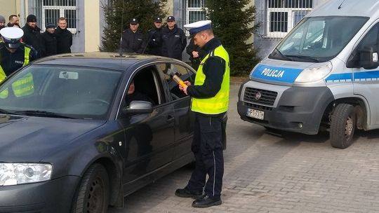 Policjanci sprawdzają trzeźwość kierujących, czy pasy bezpieczeństwa są zapięte oraz kontrolują czy odpowiednio przewożone są dzieci