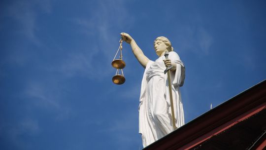 Pomoc adwokata - dlaczego warto skorzystać?