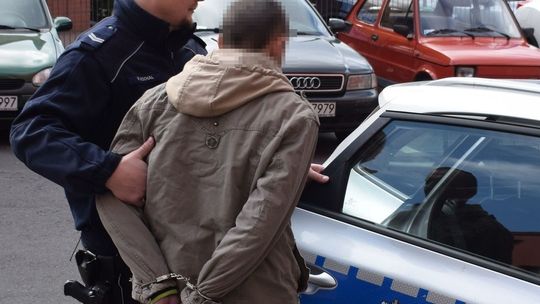 Poszukiwany wpadł w ręce policji razem z narkotykami