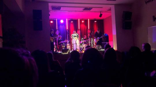 Powitanie wiosny, stand-up i „mroczny“ koncert