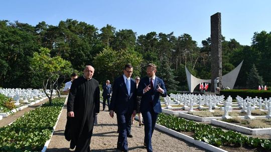 Premier Mateusz Morawiecki oddał hołd poległym żołnierzom spoczywającym na Cmentarzu Wojennym