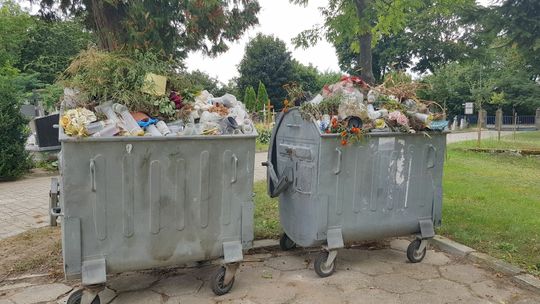 Przepełnione pojemniki na śmieci na cedyńskim cmentarzu