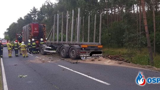 Przyczepa z drewnem przewróciła się do rowu