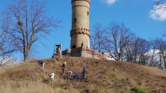 Przygotowują teren aby remontować wieżę widokową w Cedyni [FOTO, WIDEO]