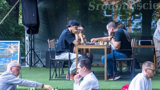 Raperzy, szachy i ważny cel. „Dwubój w walce z Alzheimerem” w Ogrodach Śródmieście w Szczecinie