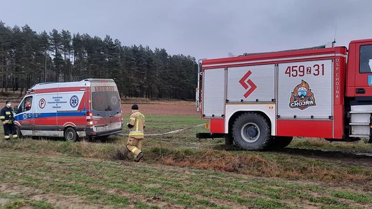 Ratowali w karetce życie mężczyźnie. Z pomocą przybyli strażacy