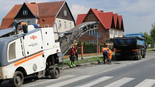 Remontują nawierzchnię drogi