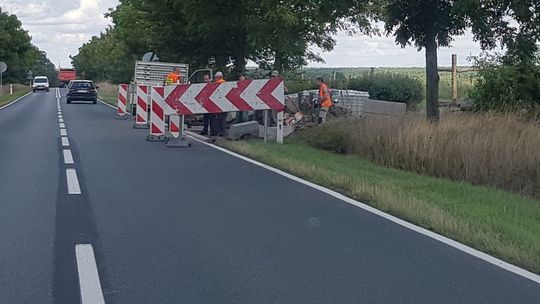 Robią nowy wjazd do zespołu budynków chlewni