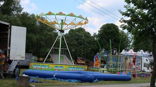 Rozstawiają wesołe miasteczko