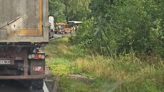 Samochodem osobowym wjechał pod autobus