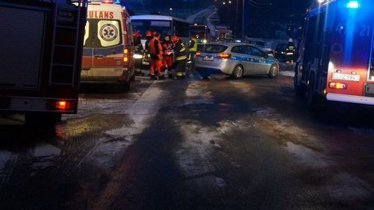 Samochodem uderzyła w autobus