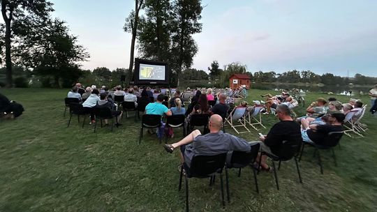 Seanse filmowe „Pod chmurką” zyskują na popularności