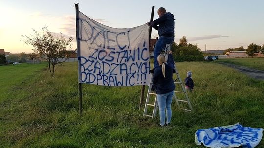 Spacerkiem po Piasku. Banery protestacyjne w sprawie szkoły