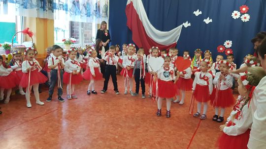 Śpiewem i tańcem przedszkolaki uczciły Narodowe Święto Niepodległości [FOTO, WIDEO]