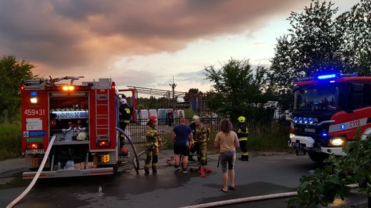 Spłonął bus i kontener [FOTO, WIDEO]