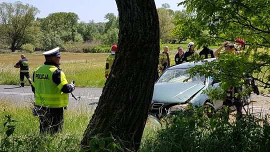 Stracił panowanie nad kierownicą i uderzył w drzewo. Są ranni