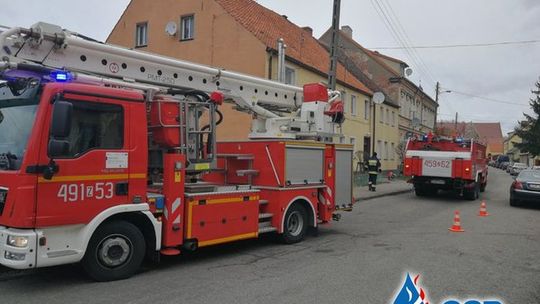 Strażacy musieli wybić dziurę w ścianie, żeby wybrać palącą się sadzę