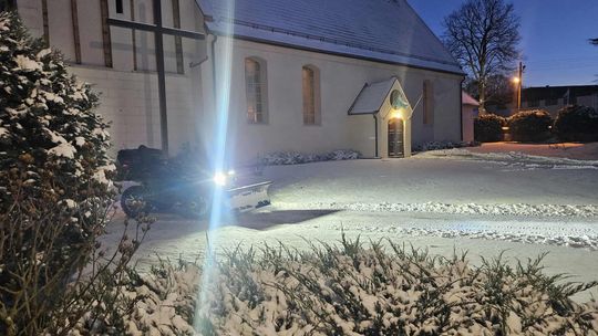 Strażacy w walce z zaśnieżonymi drogami. OSP na posterunku od rana