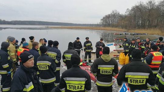 Strażacy z 3 gmin ćwiczyli na lodzie