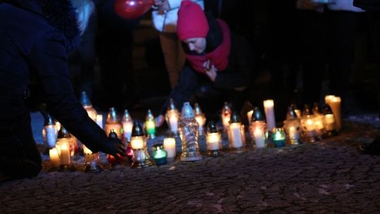 "Światełko dla Pawła przeciw agresji i nienawiści". Oddało hołd zamordowanemu prezydentowi Gdańska i podziękowali Jurkowi za to że wrócił [FOTO, VIDEO]