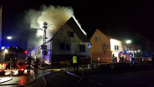 Tak podczas pożaru domu w Cedyni walczyli z ogniem strażacy [FOTO, WIDEO]