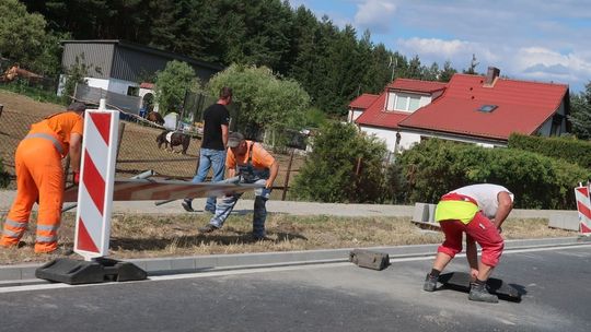 Teraz wzięli się za krawężniki. Uwaga kierowcy!