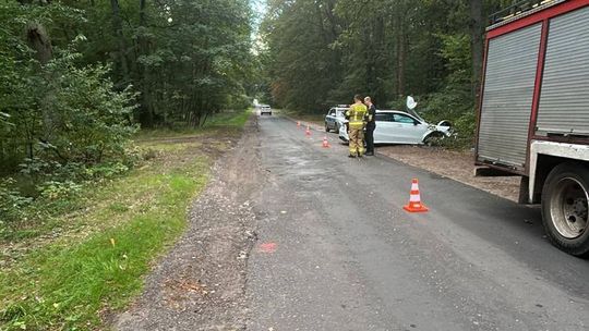 Wypadek na zdradliwej trasie: kierowca mercedesa uderzył w drzewo. Nie jechał sam