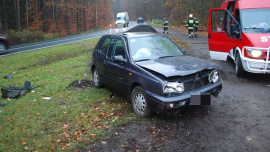 Uderzył w kupę żwiru. Kierowca i pasażerka trafili do szpitala