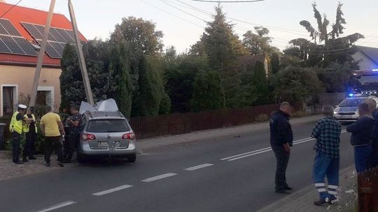 Uderzył w słup autem. Jedna osoba w szpitalu [ZDJĘCIA]