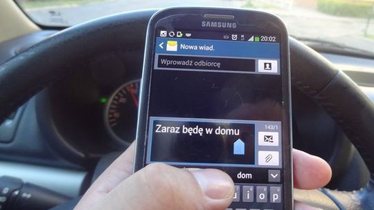 Ukradł jej telefon z samochodu