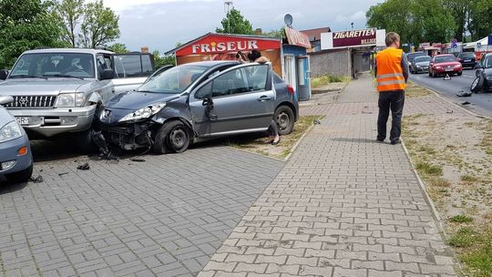 Uszkodzonych kilka aut i ściana sklepu. Skutki karambolu w Osinowie Dolnym [ZDJĘCIA]