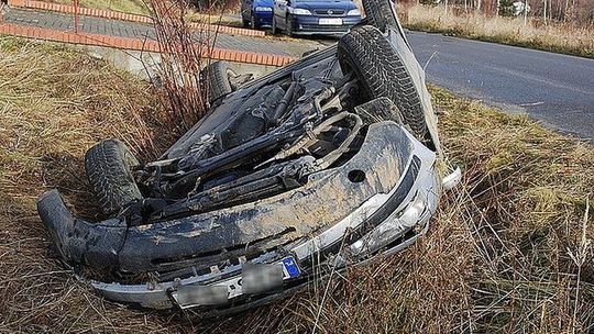 Volkswagen dachował. Pasażerka ranna