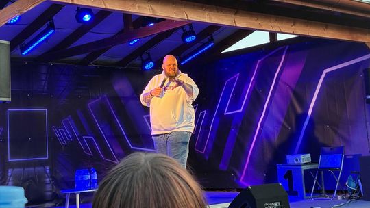 Wieczór pełen śmiechu w Moryniu: występ stand-up Damiana "Vikinga" [FOTO]