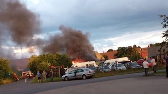 Wielki pożar nieopodal stacji paliw na Lotnisku w Chojnie