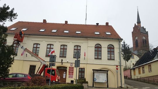 Wieszają świąteczne lampki