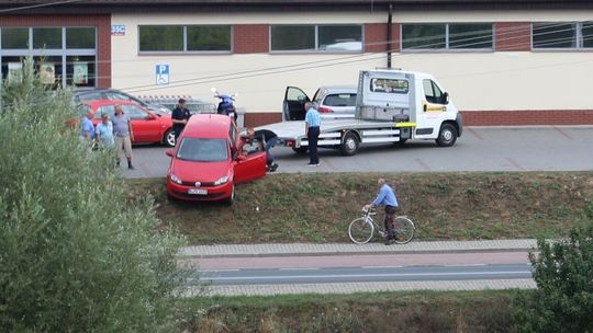 Wjechał na skarpę przed Dino. Wyciągała go pomoc drogowa