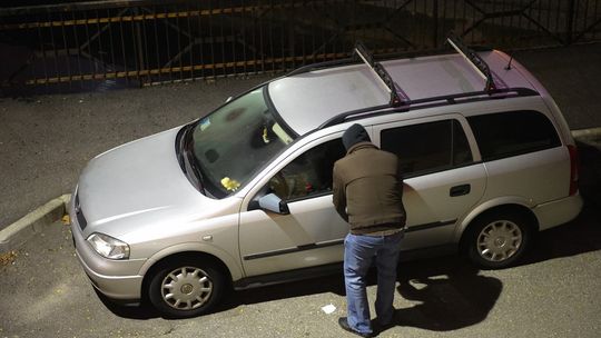 Włamanie do samochodu i szybka reakcja policji