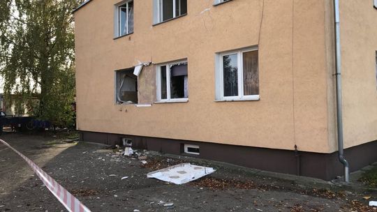 Wybuch poranił starszego meżczyznę i pozbawił dachu nad głową