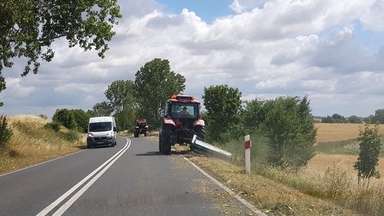 Wykaszają pobocza. Kierowcy, zachowajcie szczególną ostrożność!