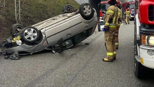 Wypadek między Chojną a Godkowem. Czym grozi „ścięcie” zakrętu i ucieczka z miejsca zdarzenia
