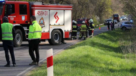 Wypadek na łuku drogi. Dwie osoby poszkodowane