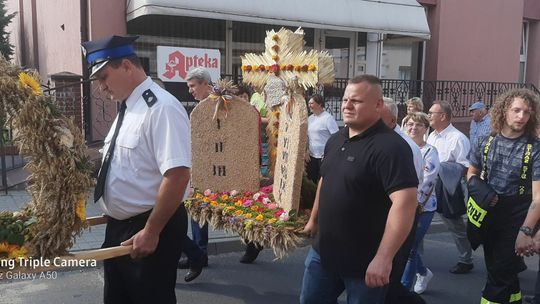 Z dożynkowymi wieńcami przemaszerowali z kościoła do amfiteatru. Dożynki Cedynia 2021 [FOTO]