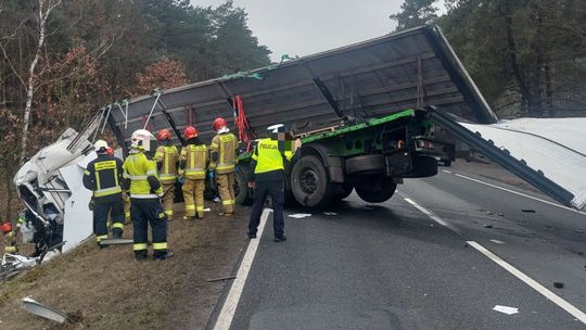 Wypadek ciężarówki na granicy gmin. Kierowca ranny po zderzeniu z drzewem