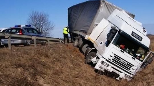 Zasnął za kierownicą i wpadł do rowu