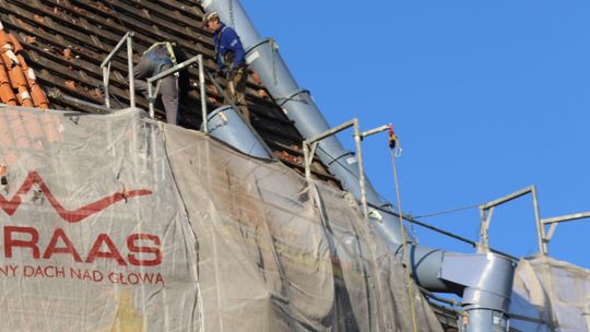 Zdejmują dachówki na kościele Mariackim