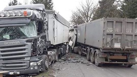 Zderzenie ciężarówek. Kierowca zakleszczony w aucie [FOTO]