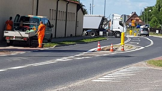 Znak na wysepce zamontowany jest już prawidłowo